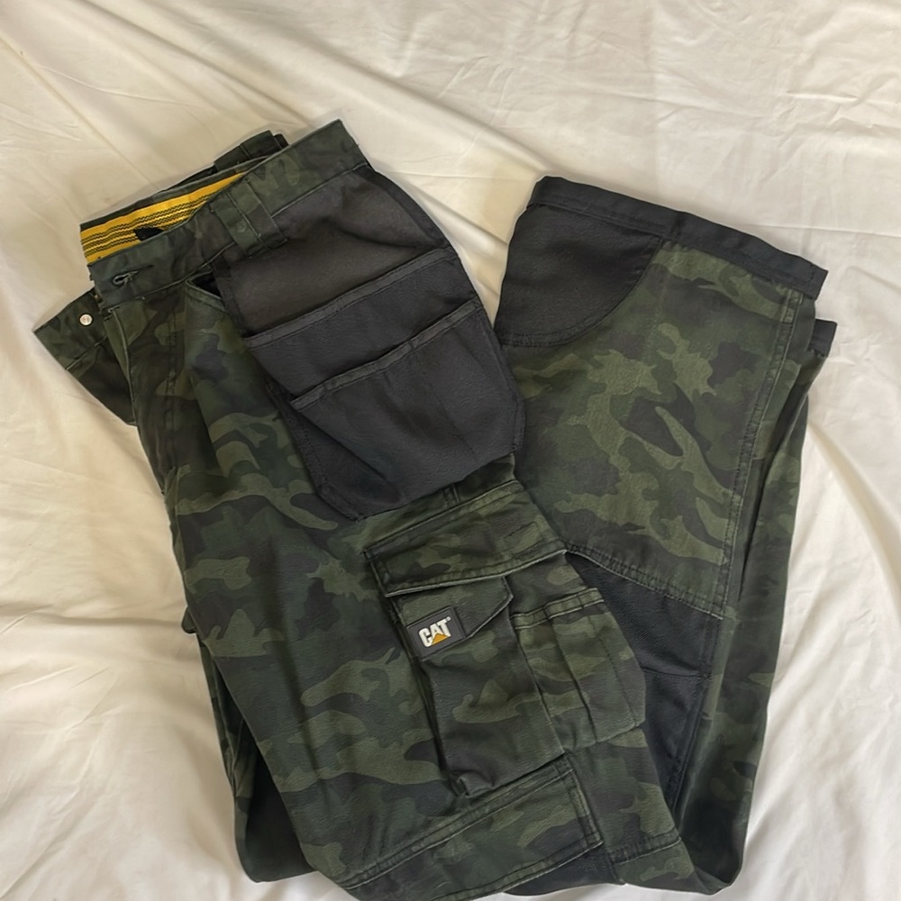 CAT•Men’s camo work pants with black patchwork